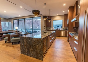 Luxury Service 2 King Suites & PRIVATE Pool – Sleeps 4 – Daily HK