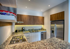 Modern Condo @ Zenith in Zona Romantica | 2 Baths, Pool, Gym