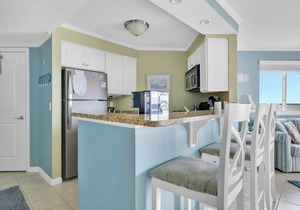 Newer construction. Walk to the Convention Center, dining, shops and the beach.