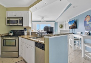 Newer construction. Walk to the Convention Center, dining, shops and the beach.
