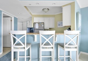 Newer construction. Walk to the Convention Center, dining, shops and the beach.