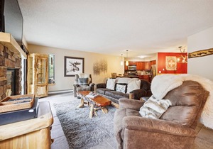 Pine Ridge 15A: Great Location - Ski-in Property