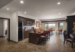Residential Home with Private Pool, Hot Tub, Butler, Outdoor Bar and BBQ.