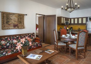 Residential Home with Private Pool, Hot Tub, Butler, Outdoor Bar and BBQ.