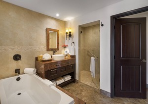 Residential Home with Private Pool, Hot Tub, Butler, Outdoor Bar and BBQ.