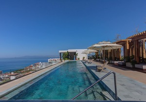 SailView Romantic Zone Rooftop Pool Ocean Views