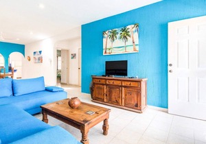 Spacious Apt, 2 Terraces, Block to Beach & Malecón