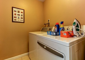 Spacious & upscale condo w/ private hot tub, easy access to ski resorts!