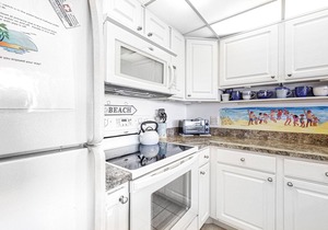 Stunning Condo w/Marina Views From Balcony, Shared Pool, AC, Private W/D, WiFi
