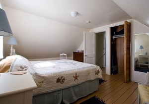 Sweet Cottage on Magical Point in Working Harbor