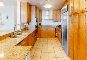 Two-story penthouse with huge bay views & pools - steps to beach