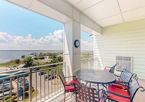 Two-story penthouse with huge bay views & pools - steps to beach