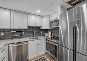 Waterfront condo with amazing views - steps to the beach & restaurants