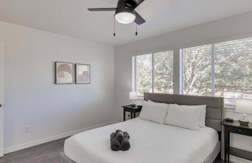 Grand Prairie House | 216 m² House ∙ 1 bedroom ∙ 12 guests
