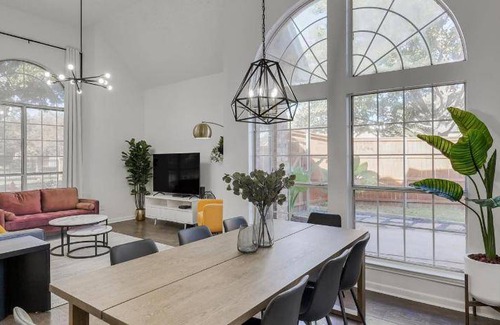 Grand Prairie House | 216 m² House ∙ 1 bedroom ∙ 12 guests