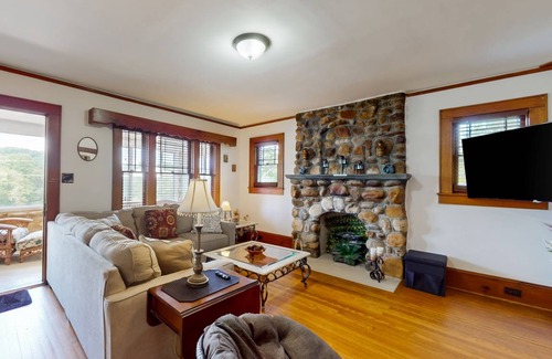 Candler House | 391 m² House ∙ 6 bedrooms ∙ 16 guests