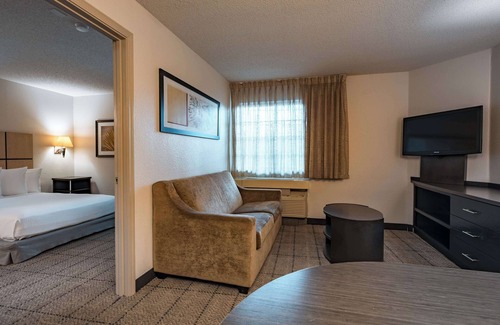 Fossil Creek Hotel | 4 Spacious Suites w/Full Kitchen Near Airport – Homelike Amenities