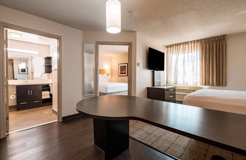 Fossil Creek Hotel | 4 Spacious Suites w/Full Kitchen Near Airport – Homelike Amenities
