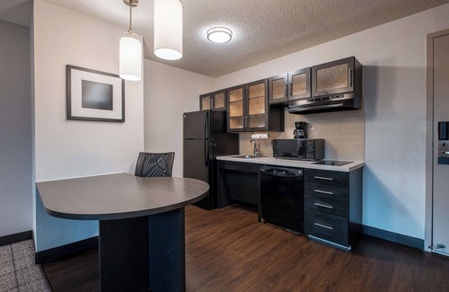Fossil Creek Hotel | 4 Spacious Suites w/Full Kitchen Near Airport – Homelike Amenities