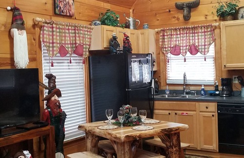 Gatlinburg - Pigeon Forge Cabin | A BEARY TALE - INCREDIBLY ROMANTIC AND COZY - FREE WIFI - Perfect Location!
