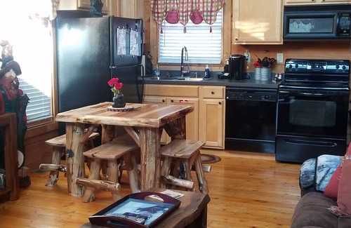 Gatlinburg - Pigeon Forge Cabin | A BEARY TALE - INCREDIBLY ROMANTIC AND COZY - FREE WIFI - Perfect Location!
