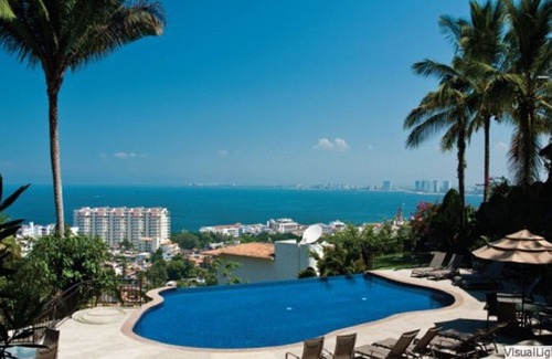 Romantic Zone Condo | Bay Views and Old Town Lights