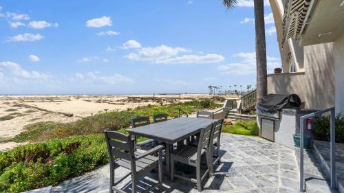 Balboa Peninsula House | Beach Break by AvantStay Oceanfront View Patio