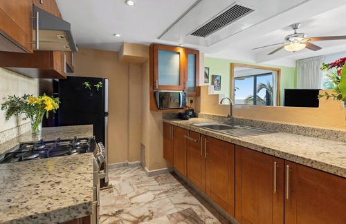 South Shore Hotel Area Apartment | Beachfront 7th Floor, Pool, Gym & Sunset Views