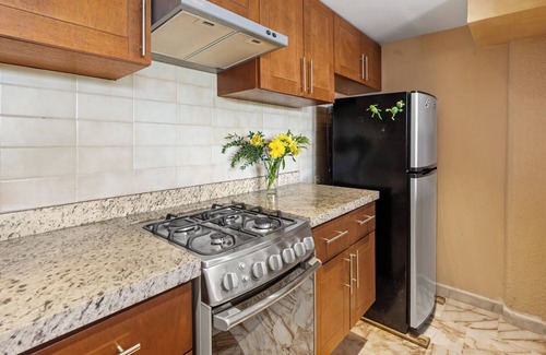 South Shore Hotel Area Apartment | Beachfront 7th Floor, Pool, Gym & Sunset Views