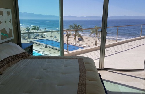 Flamingos Condo | !BEACHFRONT! ON THE BEACH !