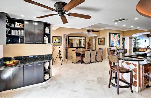 South Hotel Zone Condo | Beachfront Resort Condo w/Wraparound Balcony!