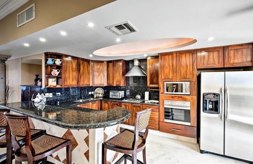 South Hotel Zone Condo | Beachfront Resort Condo w/Wraparound Balcony!