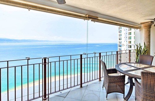 South Hotel Zone Condo | Beachfront Resort Condo w/Wraparound Balcony!