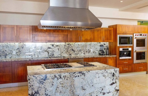 San Francisco Villa | Beachfront Villa w/large pool, 5 huge BR's all with Ocean Views & 5-pers. staff
