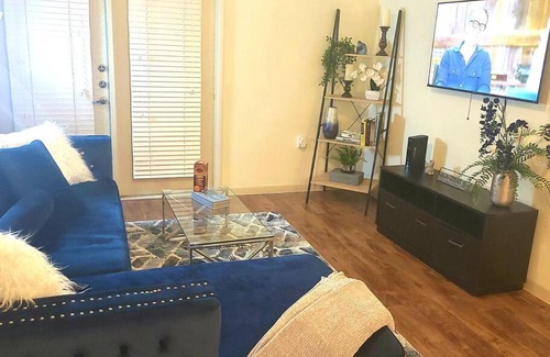 Montrose Apartment | Beautiful Apartment Near Downtown