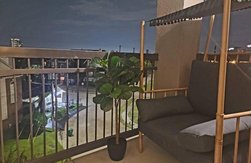 Montrose Apartment | Beautiful Apartment Near Downtown