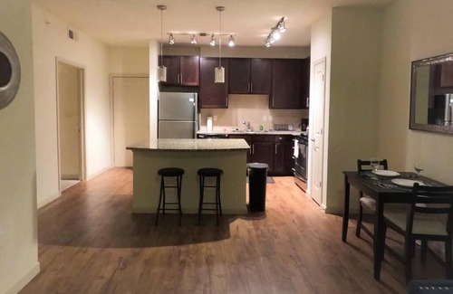 Montrose Apartment | Beautiful Apartment Near Downtown