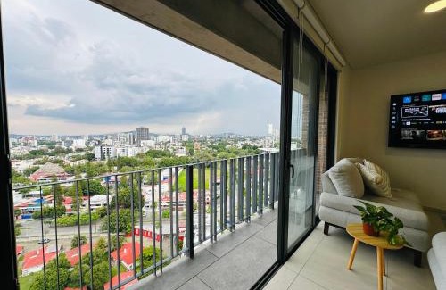 Financial District Apartment | Beautiful apartment on the 19th floor, in front of the new Consulate!
