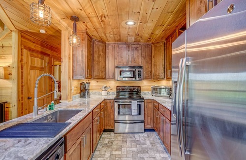 Mineral Bluff Cabin | Beautiful dog-friendly, mountainside cabin w/private hot tub, and pool table
