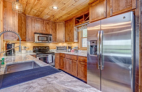 Mineral Bluff Cabin | Beautiful dog-friendly, mountainside cabin w/private hot tub, and pool table