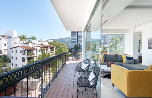 Amapas Condo | Bright Pier57 Corner Unit Ocean View Romantic Zone
