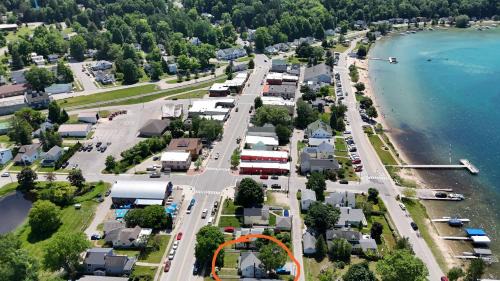 Beulah House | Centennial House - Great Location With Lakeview!