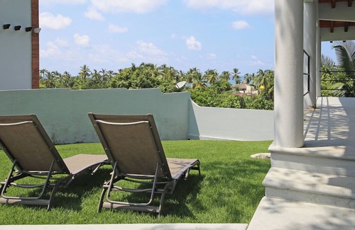 North End House | Charming casita. Private, secure with pickle ball and basketball half-court.