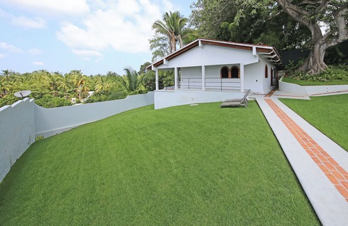 North End House | Charming casita. Private, secure with pickle ball and basketball half-court.