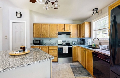Five Islands House | Charming cottage near the beach with balcony, deck, grill, fireplace - dogs OK