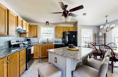 Five Islands House | Charming cottage near the beach with balcony, deck, grill, fireplace - dogs OK