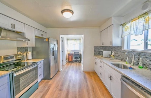 Tillamook House | Cheerful 2 Bedroom, 1.5 Bath, Hot Tub w/Yard Ranch