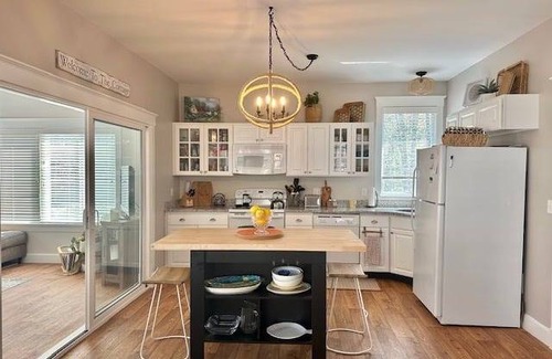 Moody Condo | Condo ∙ 2 bedrooms ∙ 5 guests