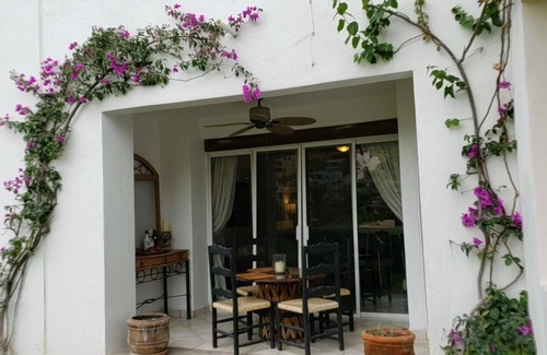 Campo de Golf Fonatur Condo | Contemporary Conveniently Located 1 BR condo, Walk to beach, restaurants & bars.