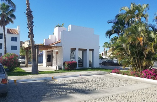 Campo de Golf Fonatur Condo | Contemporary Conveniently Located 1 BR condo, Walk to beach, restaurants & bars.